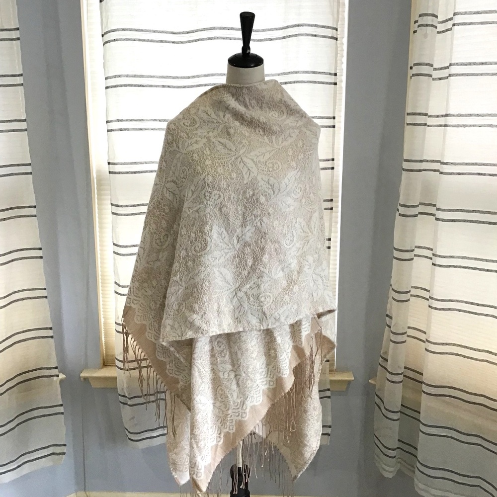 Accessory ST New York Women Size OS Cream Ivory Paisley Poncho Shawl Sweater